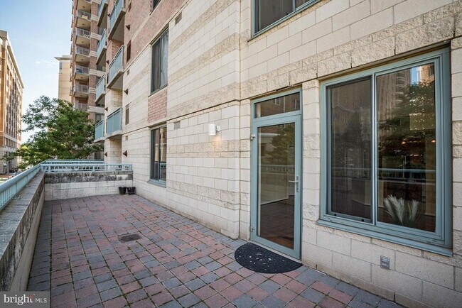 Building Photo - 851 N Glebe Rd