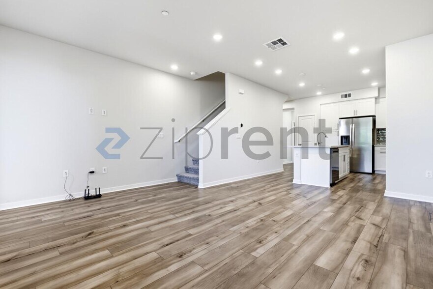 Building Photo - Unit