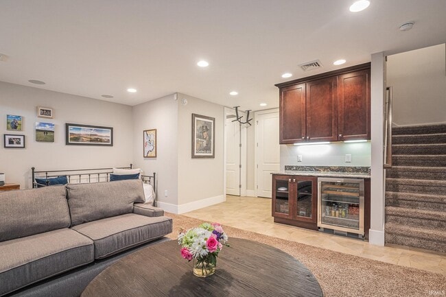 Building Photo - 112 S Niles Ave