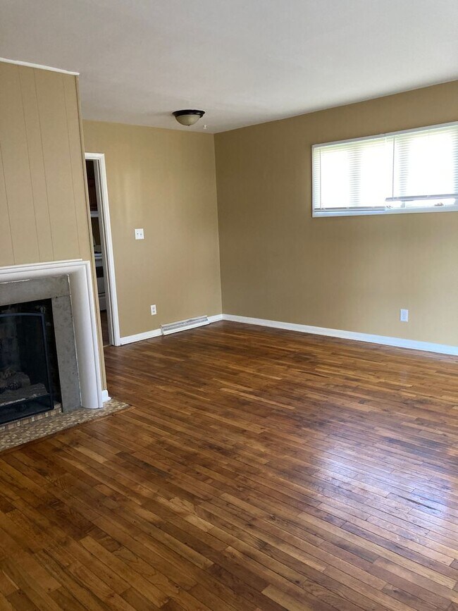 Building Photo - 3 bedroom 1 bath