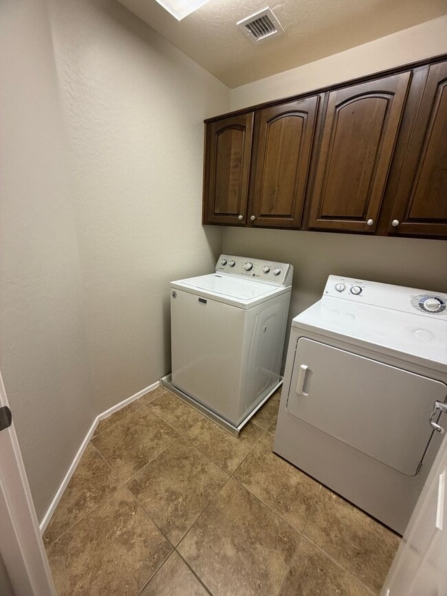 Building Photo - Community pool and a low maintenance yard