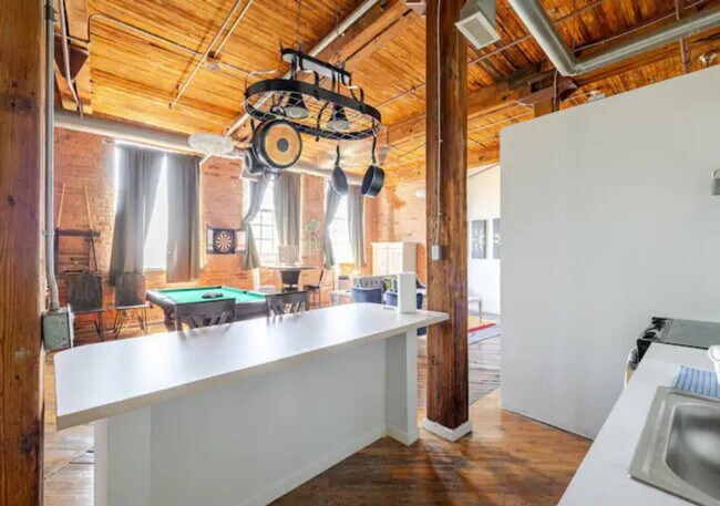 Building Photo - 227 Iron St