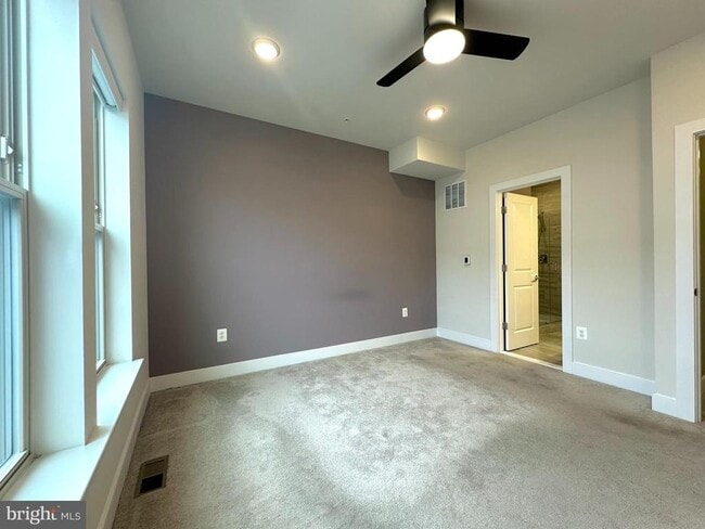 Building Photo - 1009 Rockwell Ave