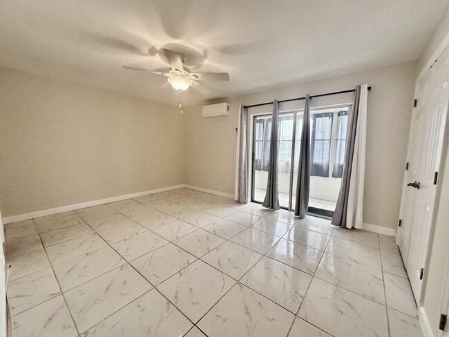 Building Photo - 42 Sussex E