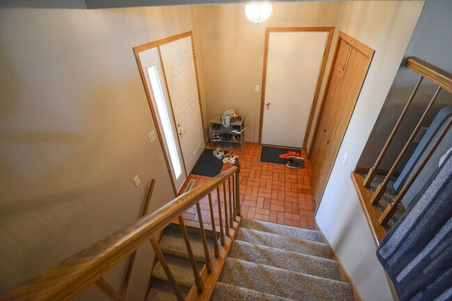 Building Photo - End-of-Cul de Sac 4 Bed 2 Bath Available f...