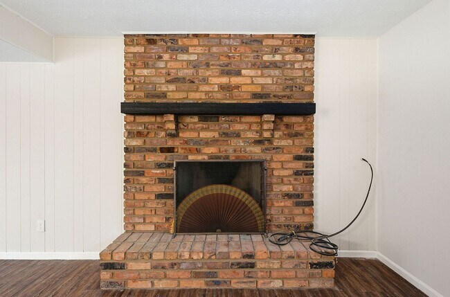 Building Photo - WESTWOOD - Spacious 3 bed 2.5 ba 2 car garage