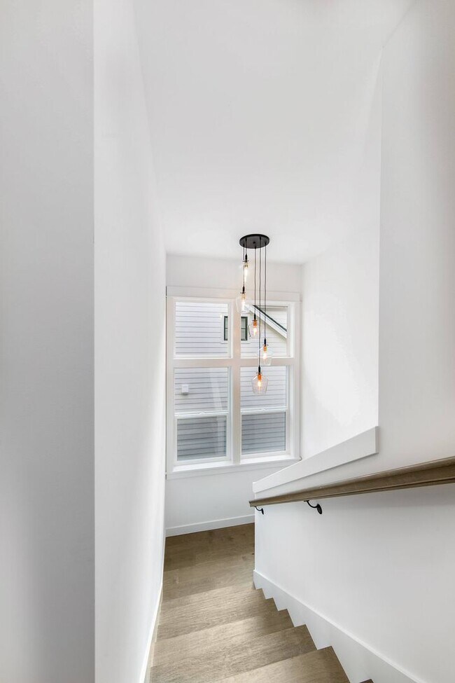 Building Photo - Gorgeous 4 Bed/3.5 Bath with Beautiful Fin...