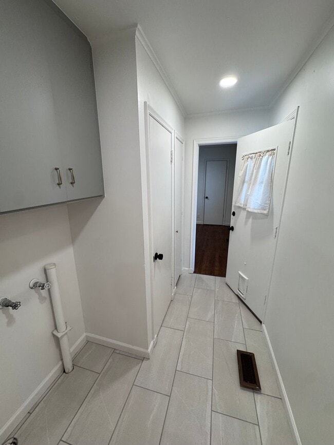 Building Photo - Midtown Charmer 2 Bed 2 Bath! Gorgeous Updates!