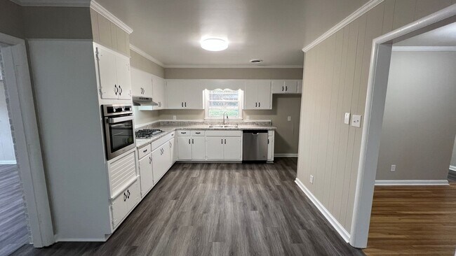 Building Photo - 3-Bedroom just waiting for you !