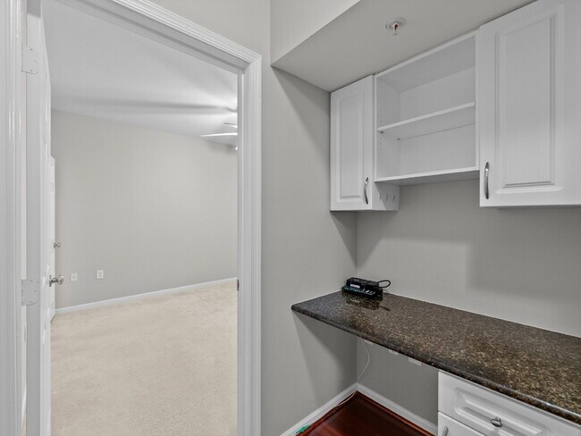 Building Photo - "Charming 1-Bed Condo Retreat with Granite...