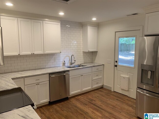 Building Photo - 808 Kingsbury Ave