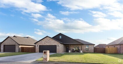 Building Photo - 3604 Regal Dr