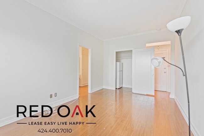 Building Photo - 570 N Rossmore Ave