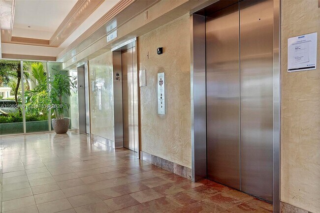 Building Photo - 16445 Collins Ave