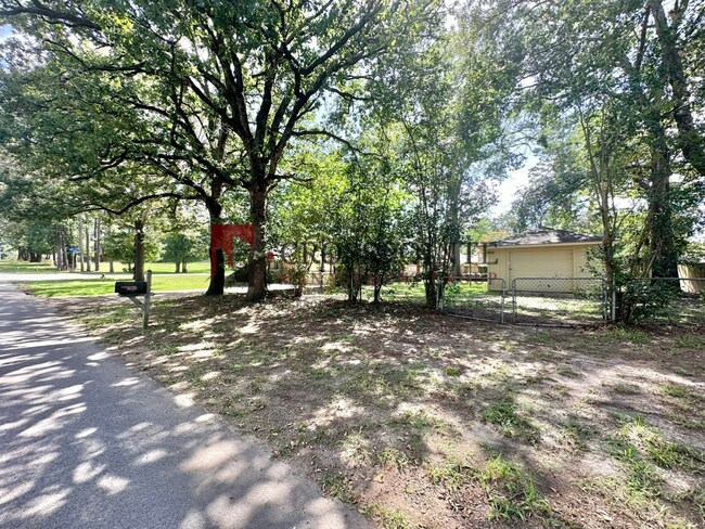 Building Photo - COMING SOON! 3 Bedroom 2 Bath in Flint!