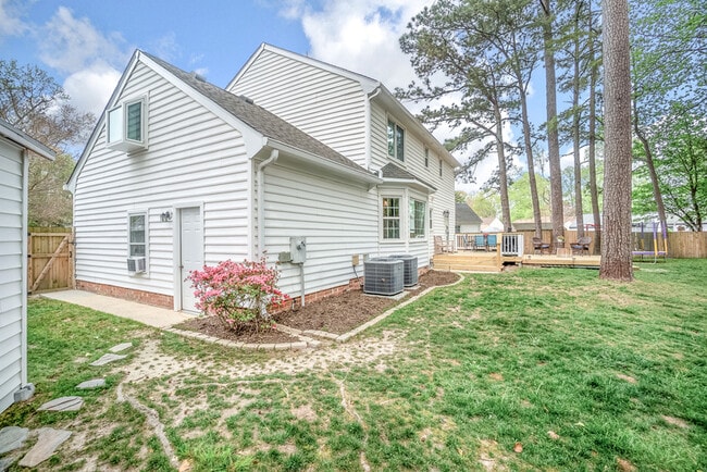 Building Photo - 717 Hempstead Ct