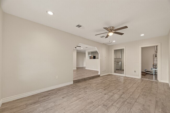 Building Photo - 3214 Longwood Dr