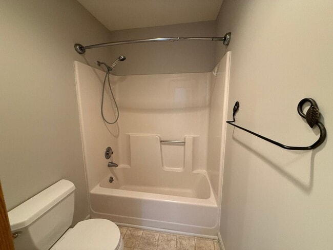 Building Photo - 2 Bed, 2 Bath Upper Level Condo