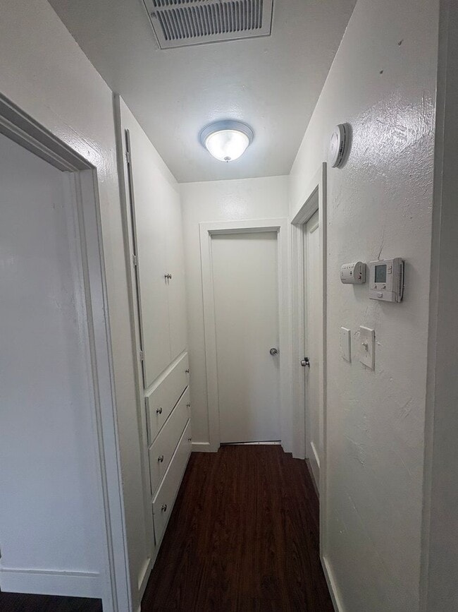 Building Photo - 3 Bedroom 1 Bath S Visalia available now