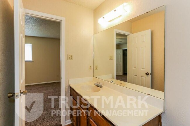 Building Photo - 2701 Bermuda Dr