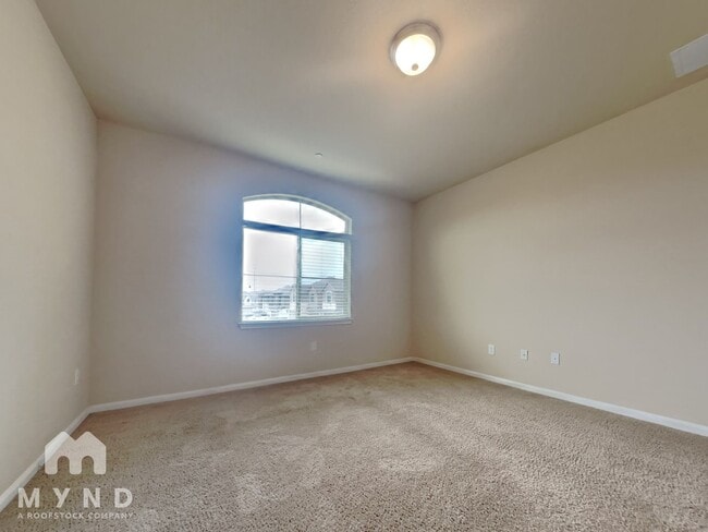 Building Photo - 2880 Donnell Dr