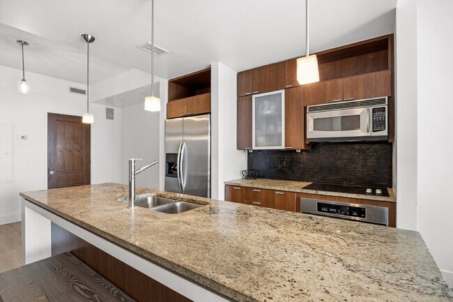 Building Photo - "Experience Urban Elegance: Spacious 2BR/2BA Condo in the Heart of Tampa!"