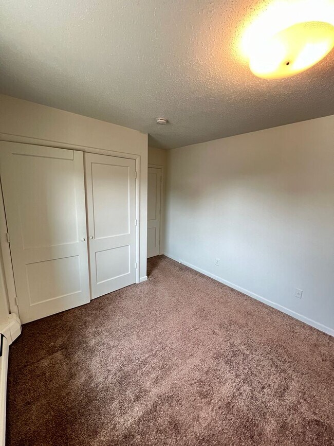 Building Photo - Spacious 1 Bedroom Apartment! COMING SOON! - Avaliable August 1st