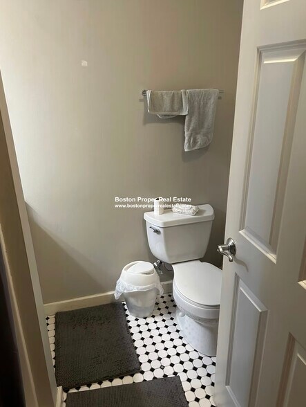 Building Photo - 461 Park Dr