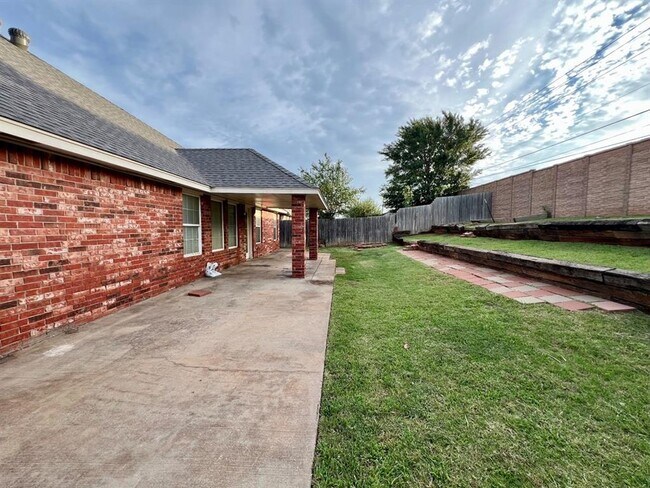 Building Photo - 1604 Dorothy Dr