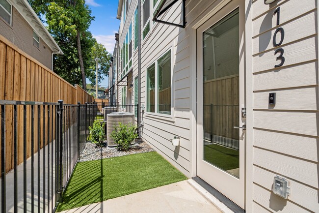 Building Photo - Tucked away Lakewood Gem, 2 story townhome, Walkable area!