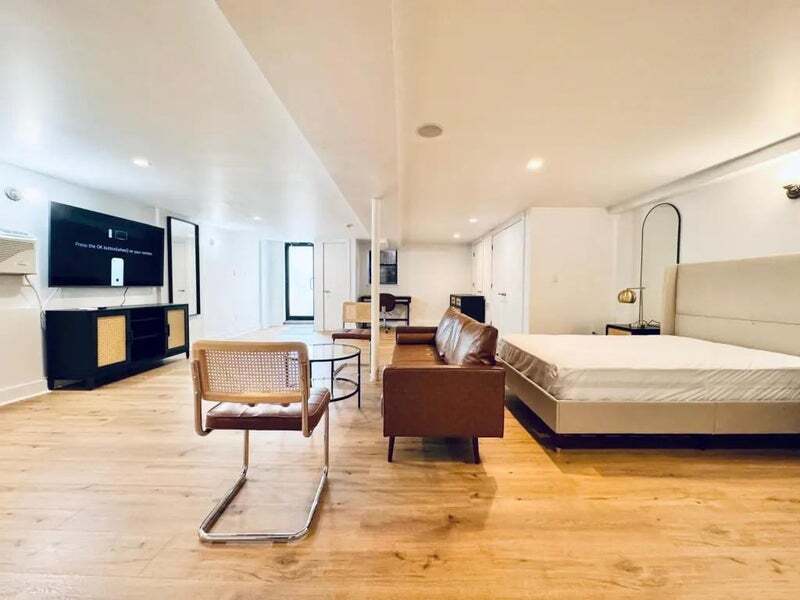 Building Photo - Furnished room/NOT APARTMENT