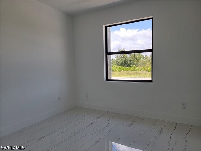 Building Photo - 886 Milwaukee Blvd