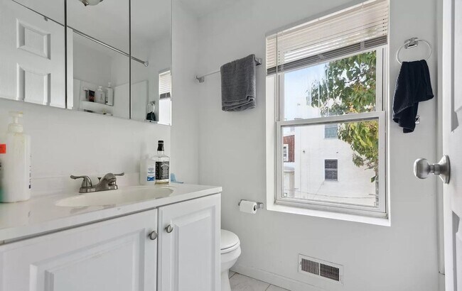 Building Photo - Stunning 6-Bedroom Townhome Near Temple University! Available August 2026!