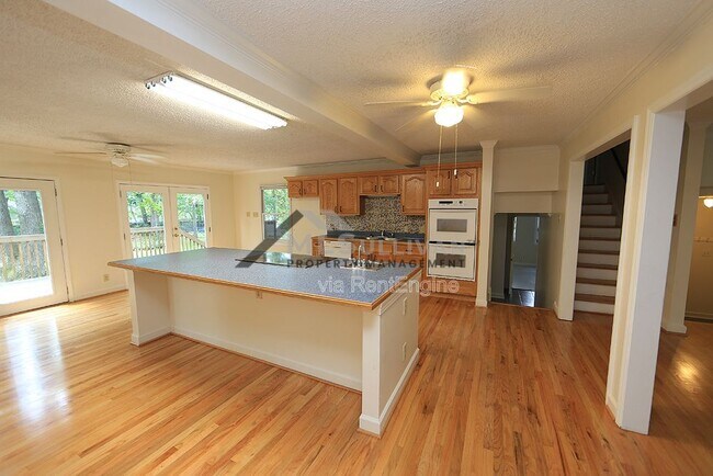 Building Photo - 304 Cheryl Ave