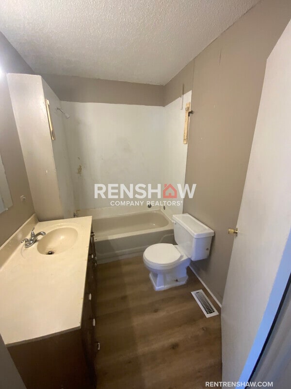 Building Photo - 417 Elm St