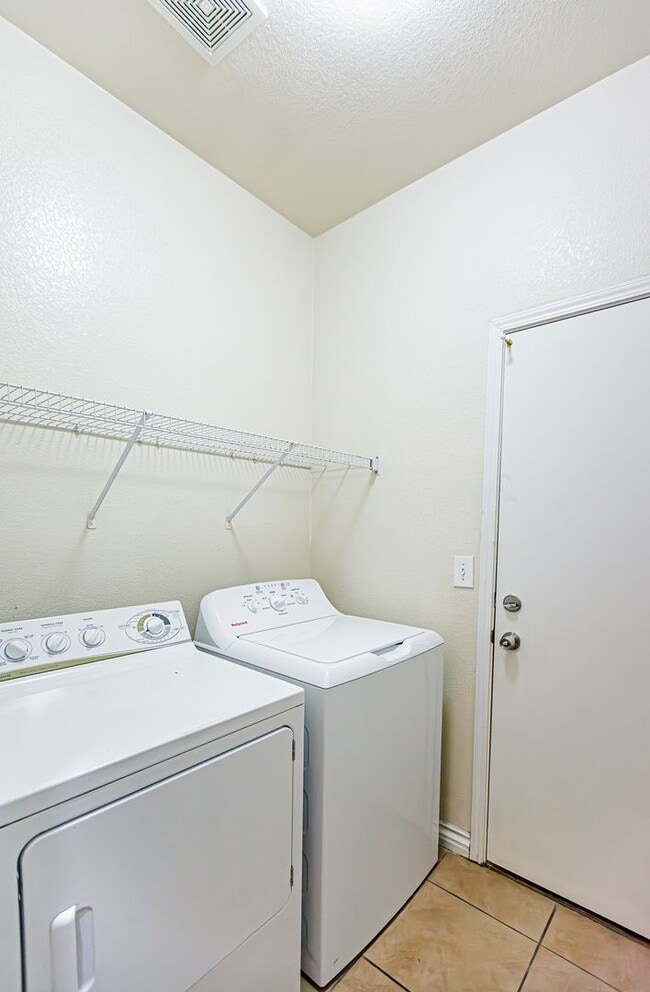 Building Photo - 1 Story home with 3 Bedrooms