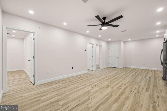 Primary Photo - 437 W Girard Ave