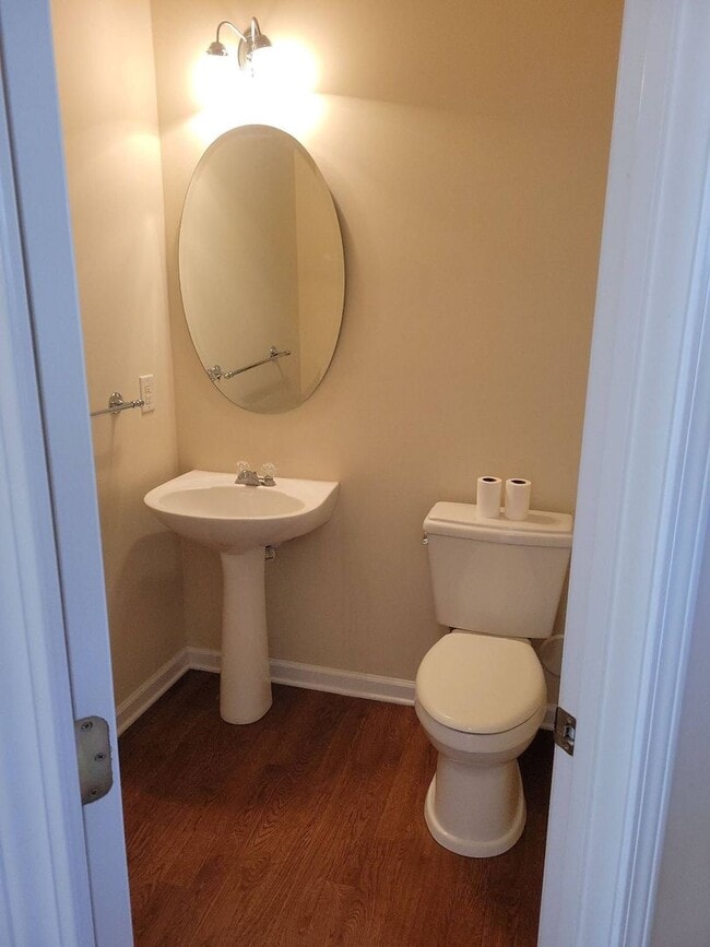 Building Photo - 4 bed, 2.5 Bath Home Available in Chartwel...