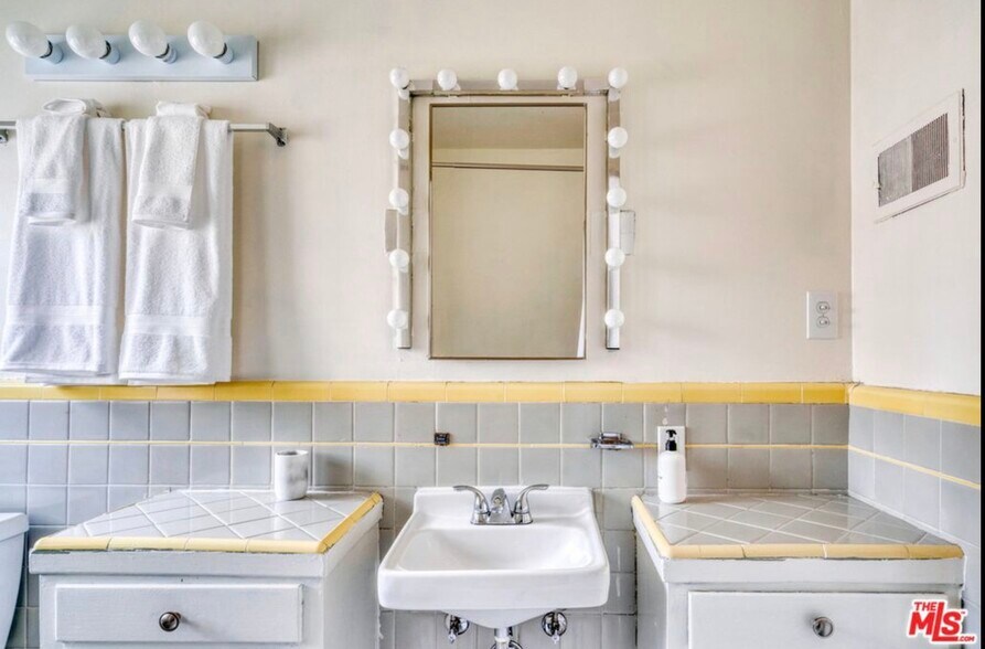 Building Photo - 8420 1/2 Fountain Ave