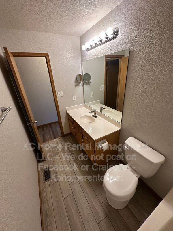 Building Photo - 709 SE Drew Ct