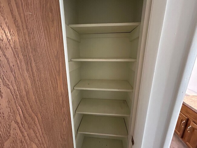 Building Photo - 5 Bed 2 Bath Home with 2 Car Attached Garage in Quiet Nice Neighborhood.