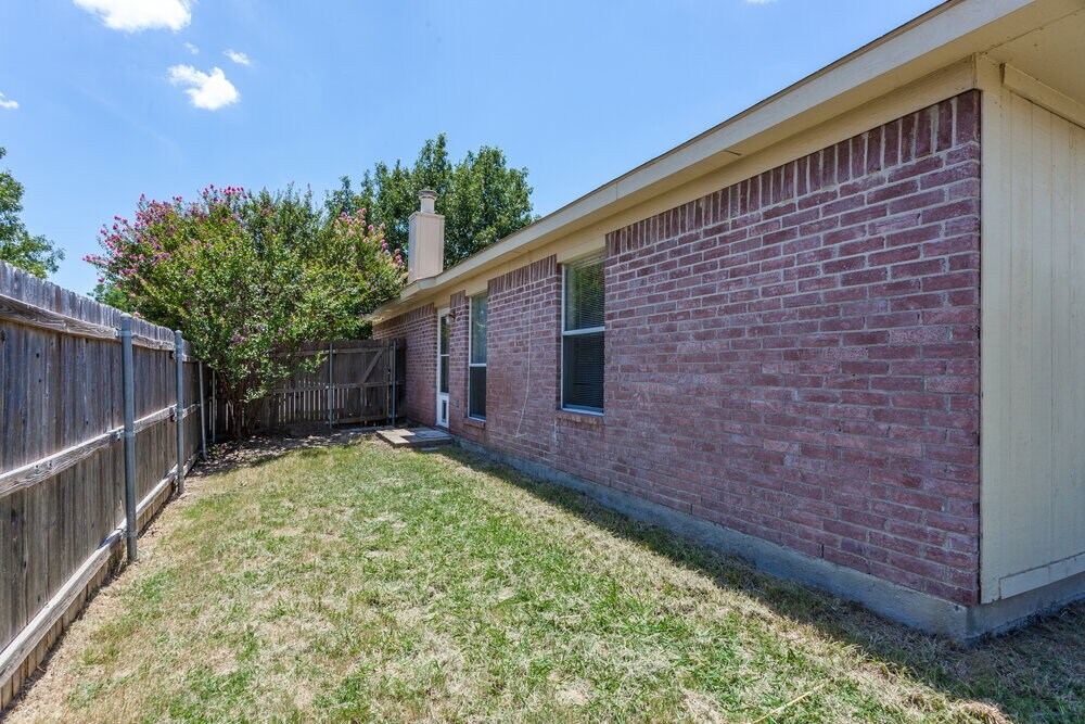 Building Photo - 10216 Aurora Dr