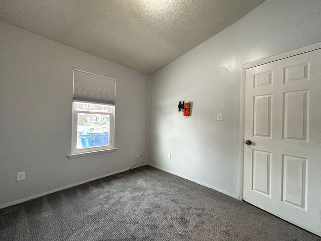 Building Photo - Welcome to this beautiful townhome in Virg...