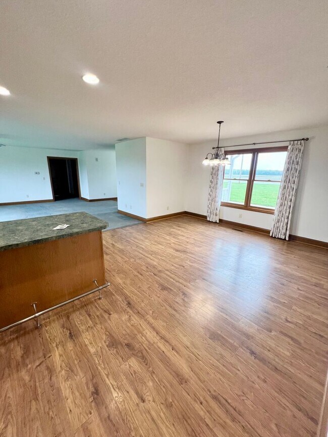 Building Photo - NEW LISTING! 3 Bedroom home