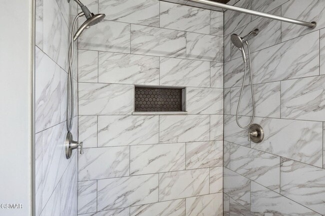 Building Photo - Spacious & Grand Living!!!