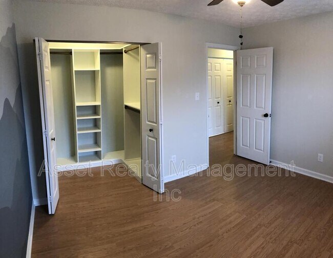 Building Photo - 5616 Jamaica Ln