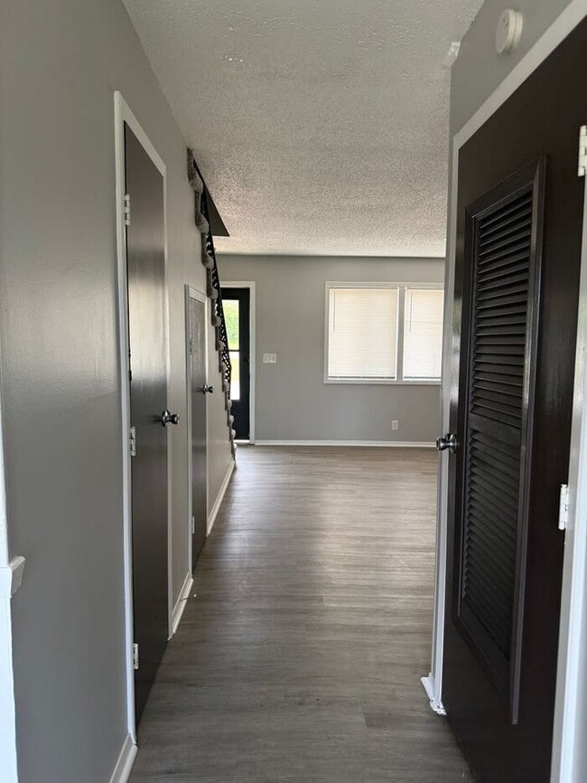 Building Photo - Cute and Convenient  South Nashville Townhouse near BNA and Woodbine - Renovated