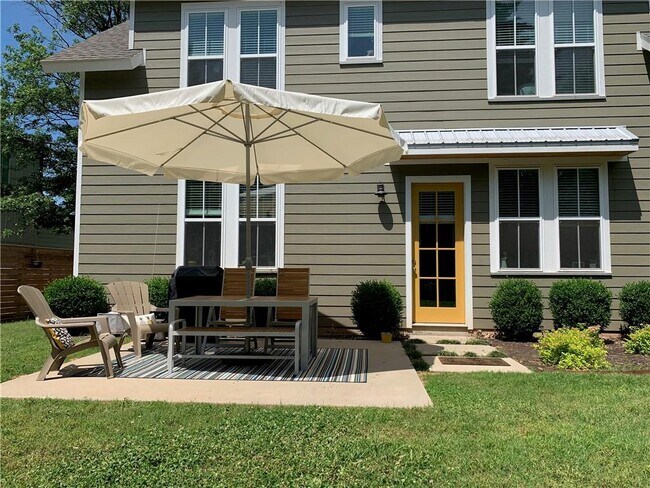 Building Photo - 306 NW H St