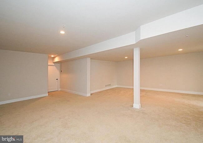 Building Photo - 136 Iron Hill Way