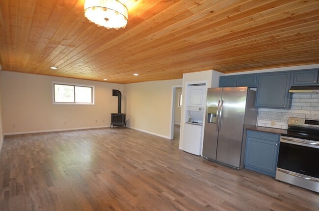 Building Photo - Mountain home tucked in the woods! 45 Minu...